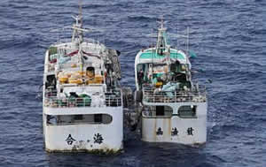 Transhipment in the Central Pacific (www.underwatertimes.com)